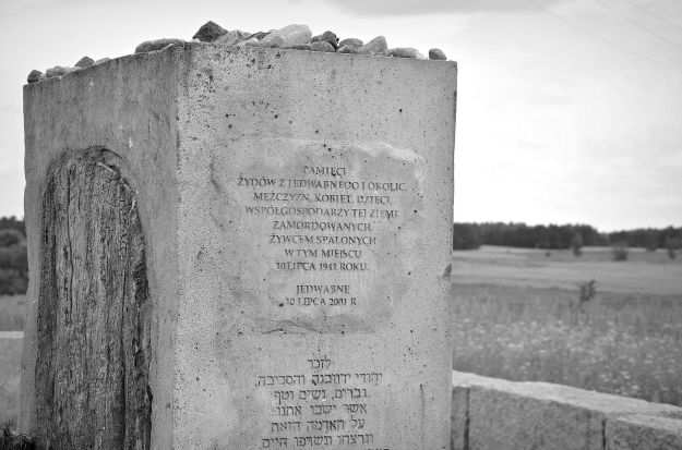 A-438_Mogiła-pomnik,_na_cmentarzu_żydowskim,_1941_Jedwabne_B&W.jpg